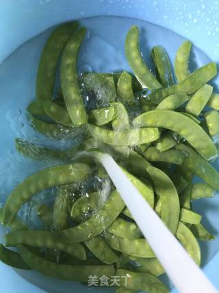 Fried Sausage with Snow Pea recipe