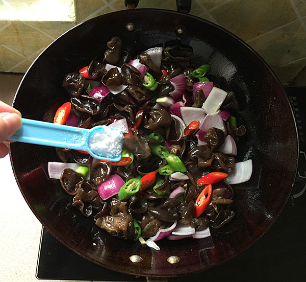 Fried Onion with Black Fungus recipe
