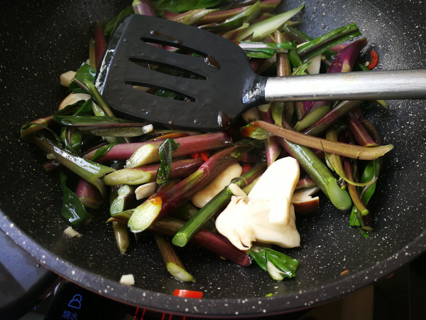 Stir-fried Red Cabbage Moss with Matsutake recipe