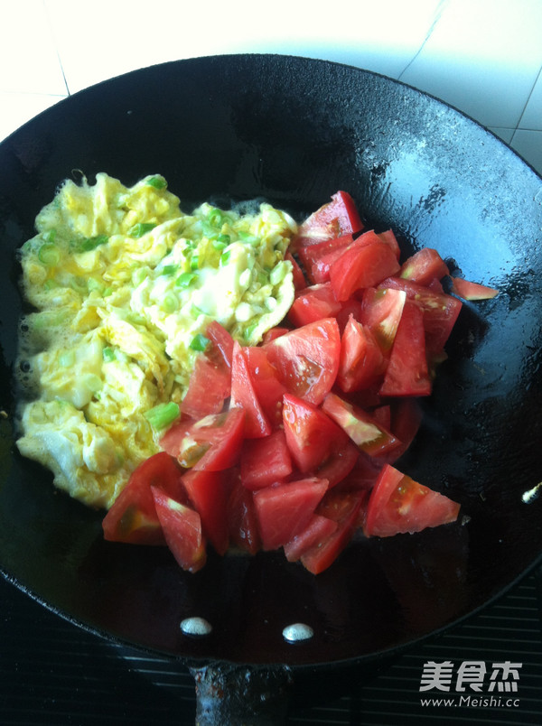 Scrambled Egg Noodles with Tomatoes recipe