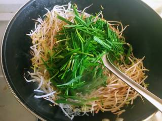 Stir-fried Leek with Mung Bean Sprouts recipe