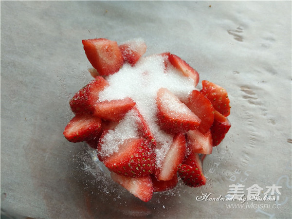 Strawberry Flowing Heart Mousse Cake (4-inch) recipe