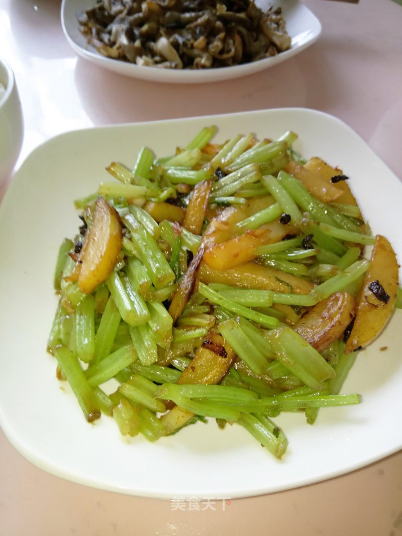 Fried Celery with Potato Chips recipe