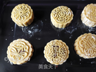 Cantonese Egg Yolk Mooncake recipe