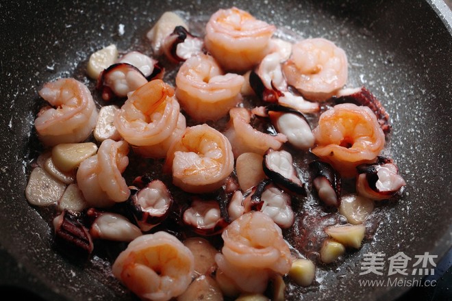 Seafood Spaghetti with Avocado Green Sauce recipe