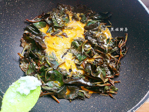 Scrambled Eggs with Houttuynia Leaves recipe