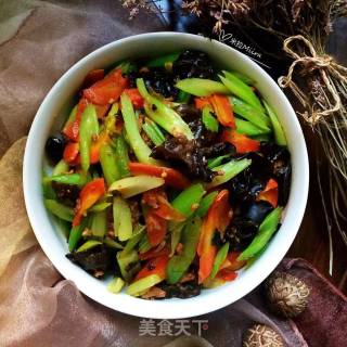 Stir-fried Fungus with Celery and Radish recipe