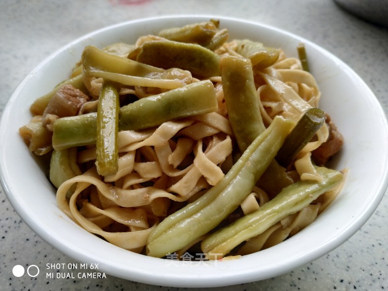 Steamed Noodles with Beans and Garlic Moss recipe