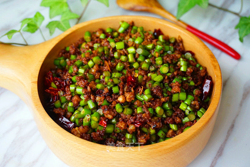 Garlic Sprouts with Minced Meat