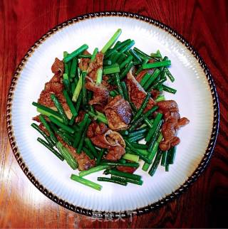 Stir-fried Large Intestine with Garlic Stalks recipe