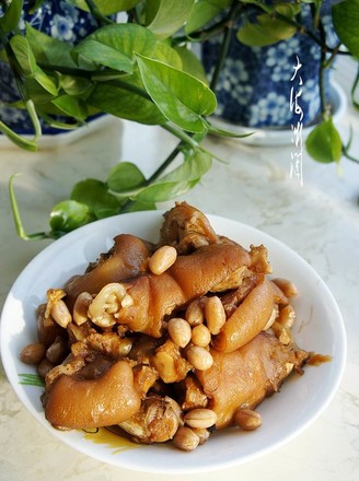 Braised Pig's Trotters with Peanuts