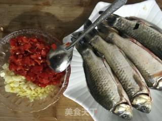 Steamed Crucian Carp with Chopped Pepper recipe