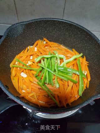 Stir-fried Beef with Carrots and Green Peppers recipe