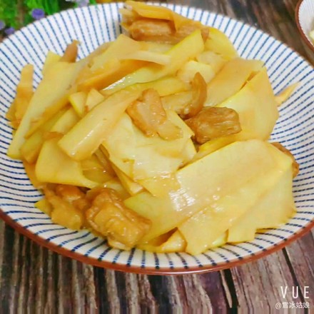 Stir-fried Yellow Bamboo Shoots with Upper Leg Meat recipe