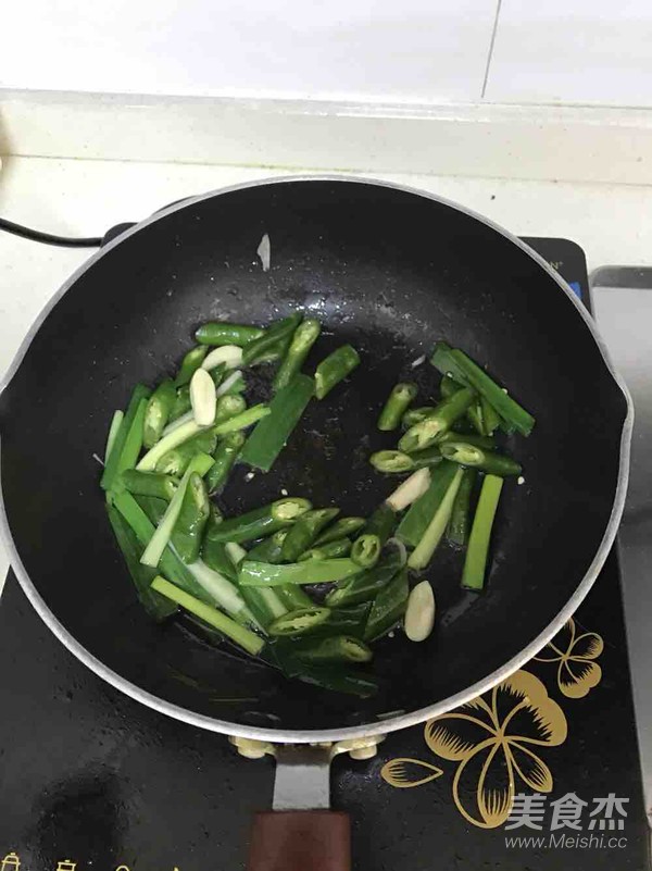 Spicy Fried Peanut Sprouts and Lean Meat recipe