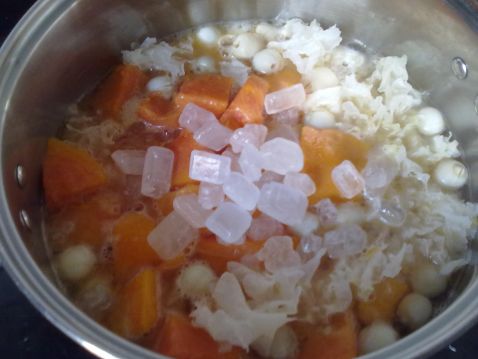 Papaya, Lotus Seed and White Fungus in Clay Pot recipe