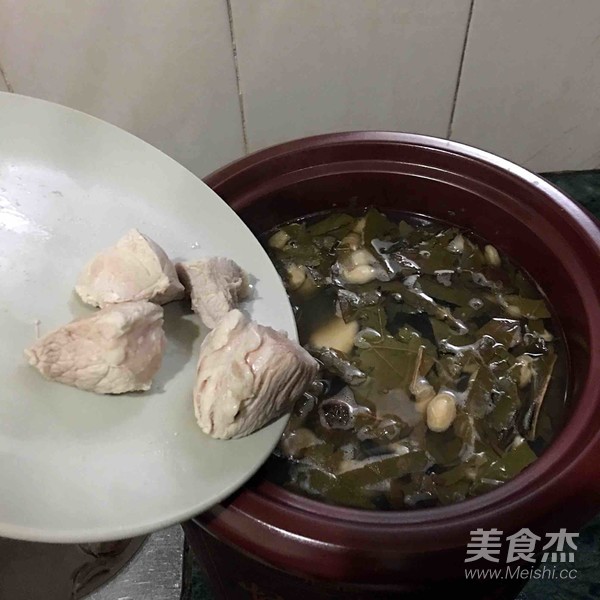 Lean Pork Soup with Lotus Leaf and Job's Tears recipe