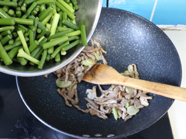 Stir-fried Pork with Garlic Moss recipe