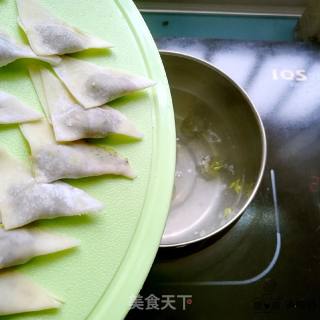 Celery and Meat Triangular Wontons recipe