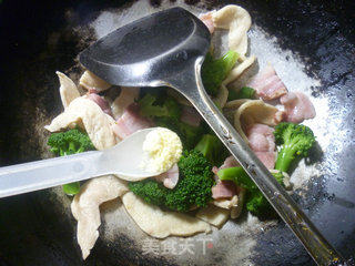 Stir-fried Broccoli with Bacon and Soy Protein recipe