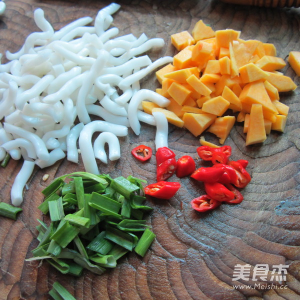 Diced Pumpkin Fried Noodles recipe