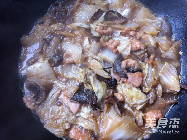 Stir-fried Pork with Cabbage and Pine Mushroom recipe