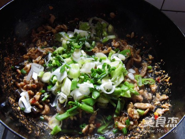 Pickled Pepper Fungus Shredded Pork recipe