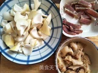 Bacon Ham Stewed with Bamboo Shoots and Monkey Mushrooms recipe