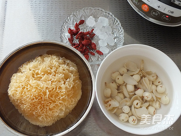 Supor. Lily, Lotus Seed and Tremella Soup recipe