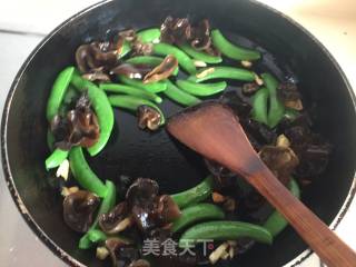 Stir-fried Black Fungus with Sweet Beans recipe