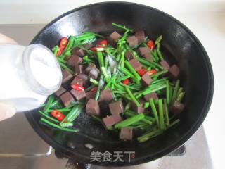 Stir-fried Duck Blood with Leek Stalks recipe