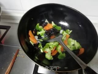 Stir-fried Carrot Fungus with Broccoli recipe