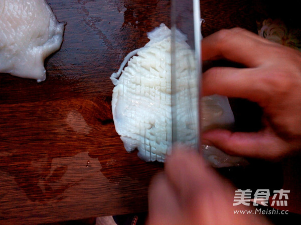 Stir-fried Cuttlefish Flowers with Garlic Stalks recipe