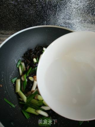 Stir-fried Pork with Garlic Seedlings Fungus recipe