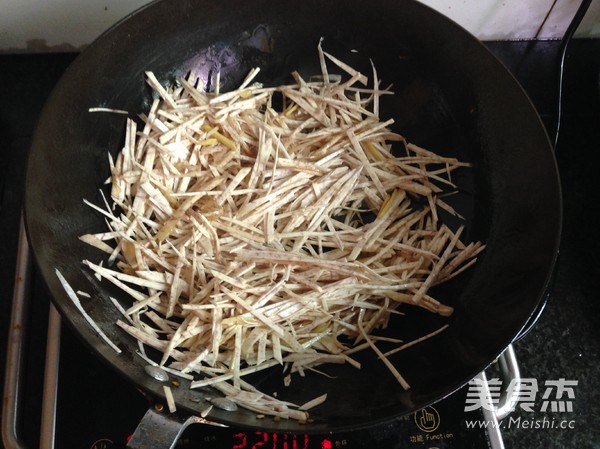 Stir-fried Shredded Taro with Green and Red Pepper recipe