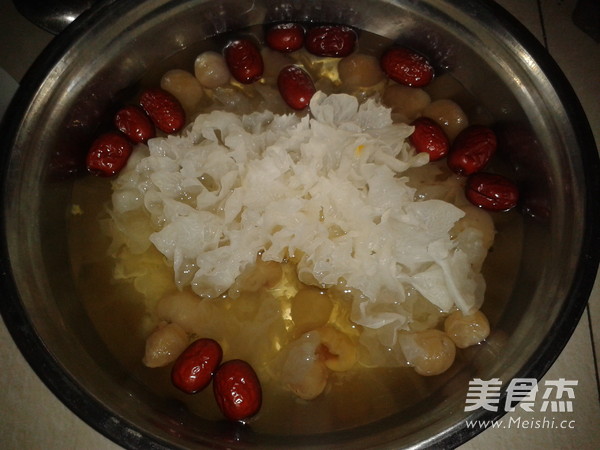 Red Dates, Longan and Tremella Soup recipe