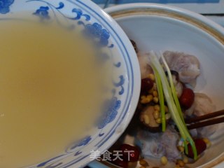 【mushrooms and Soybeans in Pot Pork Knuckles】enriching Qi, Replenishing Spleen and Bone recipe