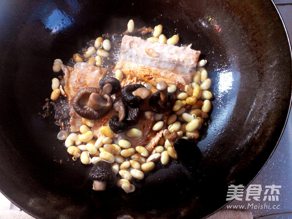 Salmon Steak Stewed with Soybeans recipe