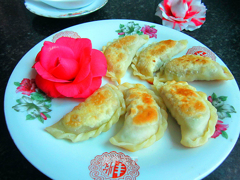 Pan-fried Dumplings Stuffed with Lard Residue recipe