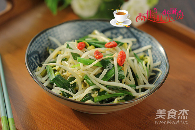 Stir-fried Soy Sprouts with Leek recipe