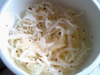 Red and White Collocation-pepper Fragrant Radish Shreds recipe