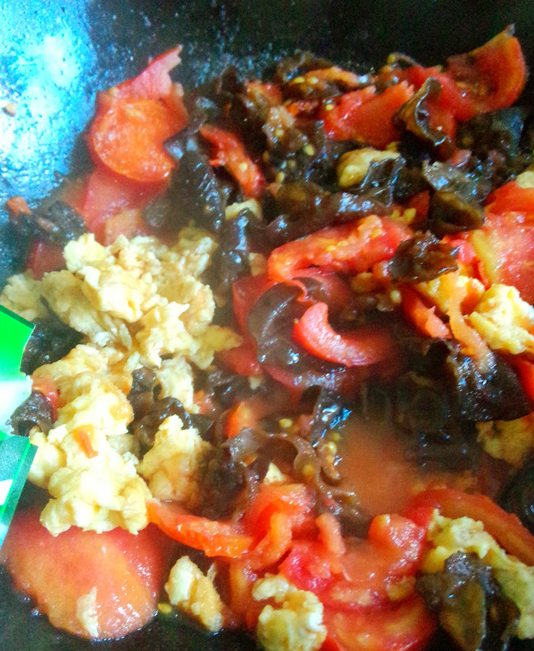 Scrambled Eggs with Tomato and Fungus recipe