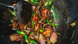 "sister Yuelan" Dry Pot Bacon Tea Tree Mushroom | The Taste of Home-made is Excellent recipe