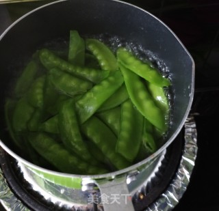 Refreshing Cold Snow Peas recipe