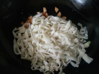 Stir-fried Hor Fun with Cabbage Hot Dog recipe