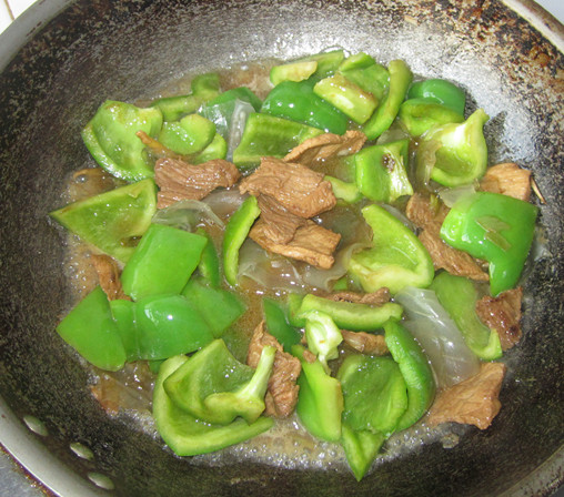 Stir-fried Pork with Green Pepper and Noodle Skin recipe