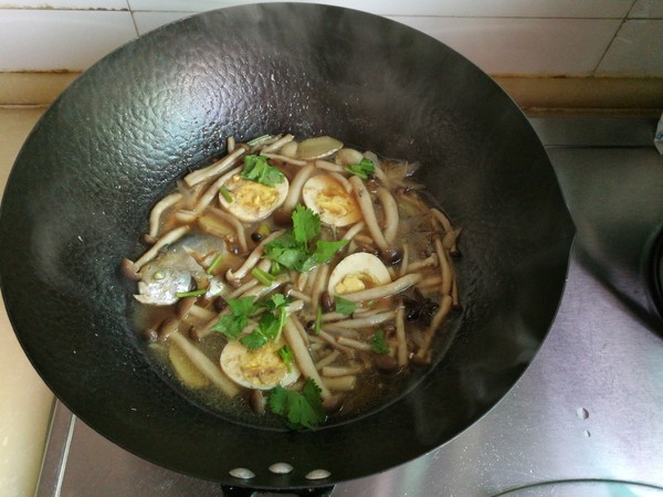 Silver Pomfret Stewed Seafood Mushroom recipe