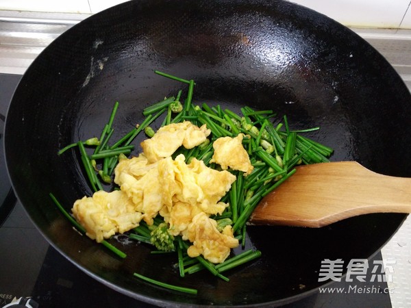 Scrambled Eggs with Chive Moss recipe