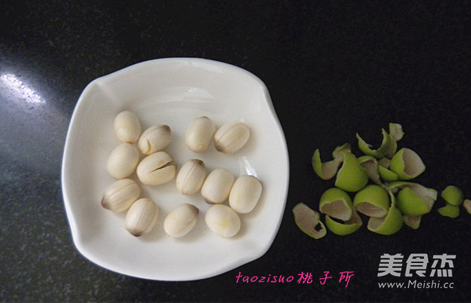 Lotus Seed and Tremella Soup recipe