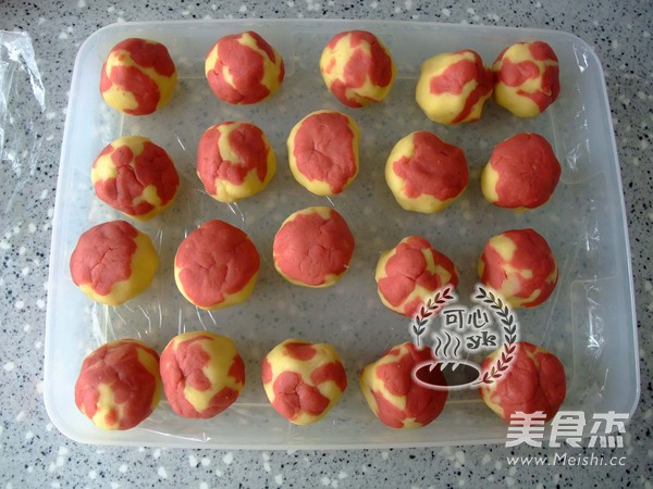 Stunning and Festive Red Yeast Two-color Mung Bean Cake recipe